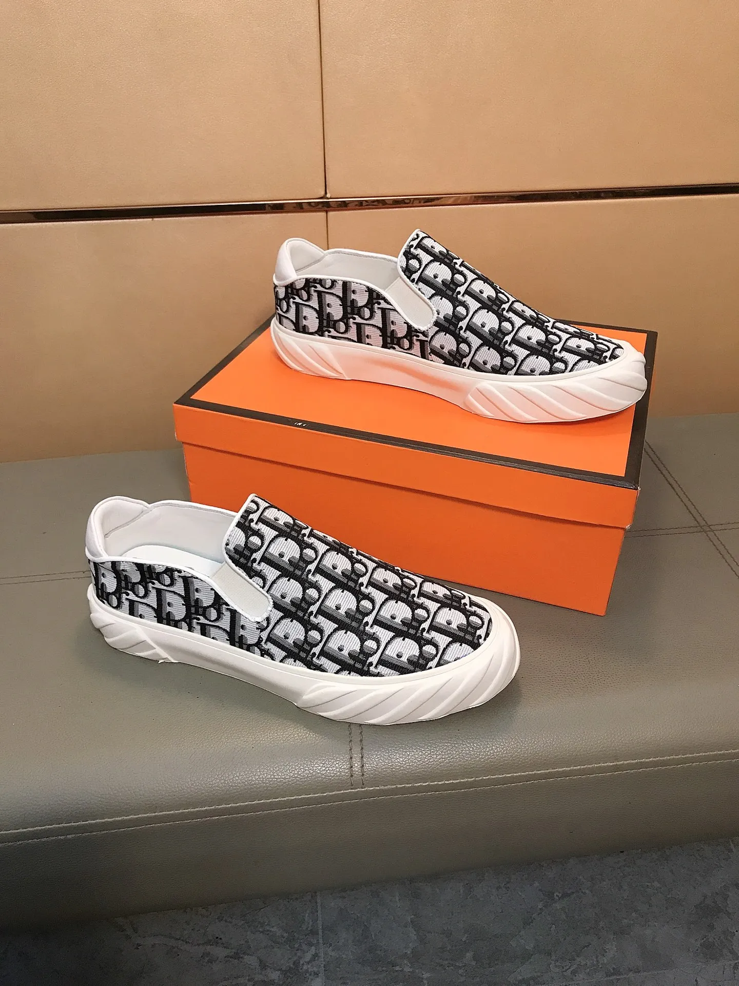 Factory price 380 👉👉[Dior] Dior’s latest model is carefully crafted and set off the audience! An international brand that continues to innovate. This men's high-top all-season casual shoe is made of brand printed material on the upper, pigskin lining and rubber non-slip outsole. It is breathable and comfortable and speaks for itself with quality👄 Size: 38-44